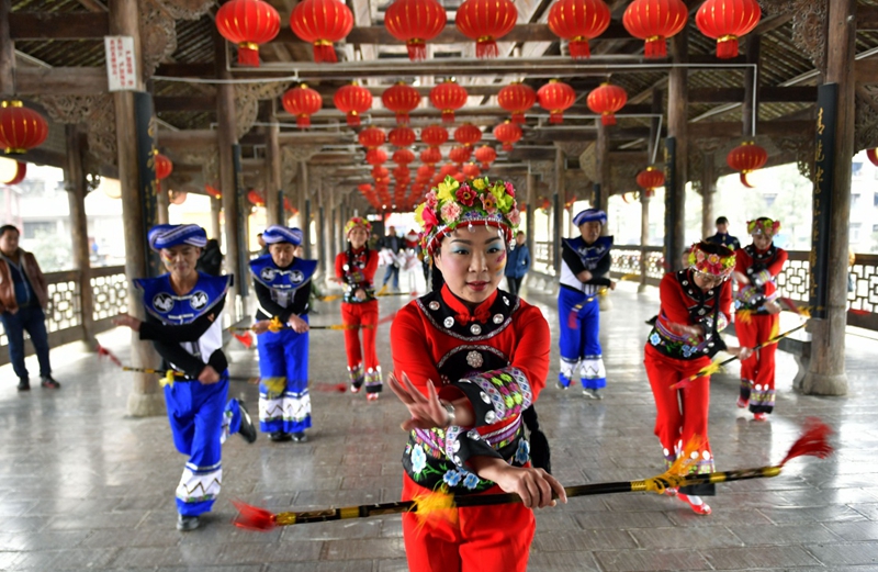 湖北恩施土家"幺妹儿"传承非遗"轻骑兵"