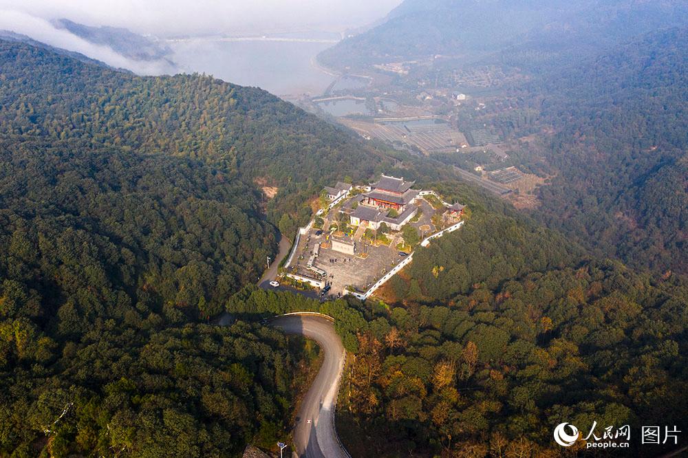 东山景区景色秀丽、文化底蕴深厚，其中“太傅祠”是其核心景点之一，这里也是了解谢安及谢氏家族辉煌历史的最佳去处。