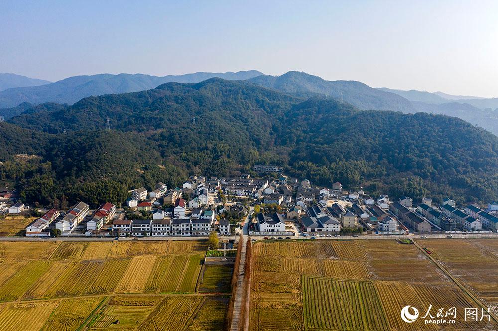 东山村董家山自然村，省级命名的历史文化古村落。依山而建的小村，古意盎然，显得精巧而又富有诗意。